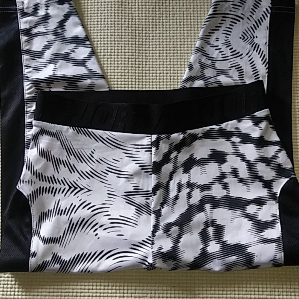 Jordan Dri- Fit Capri Leggings Size M (girls) - Picture 2 of 12